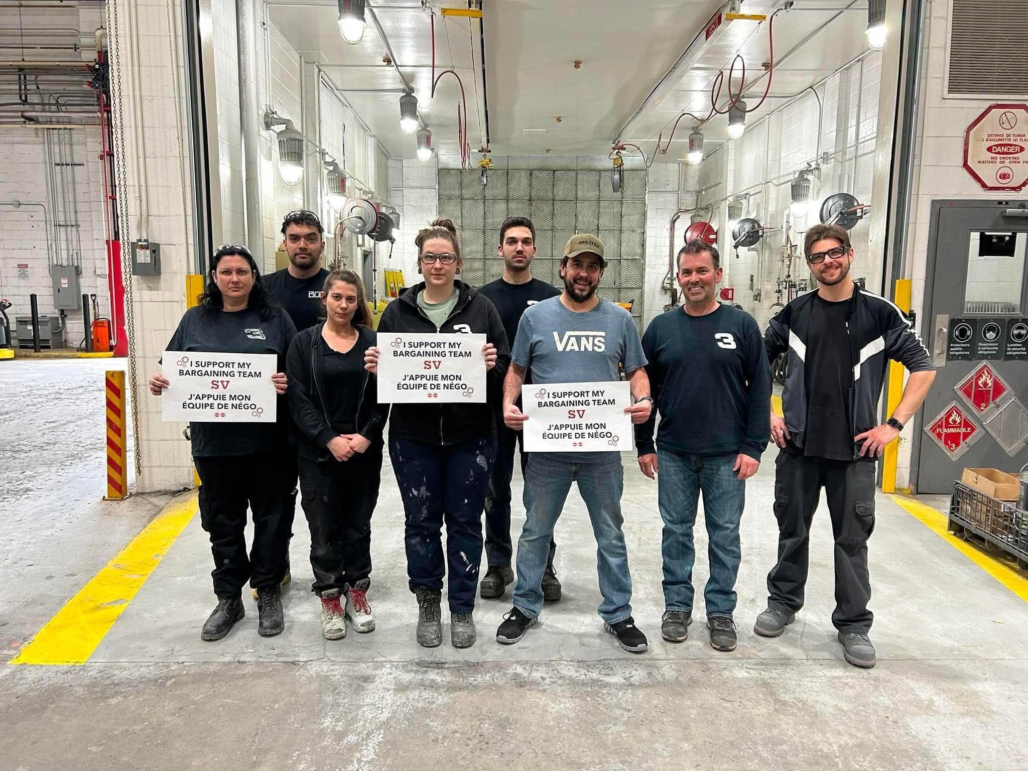 UNDE members in a workshop holding signs reading "I support my bargaining team SV / J'appuie mon équipe de négo"